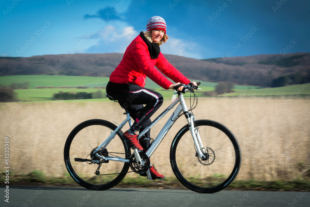 Obraz premium Radfahrerin in Aktion