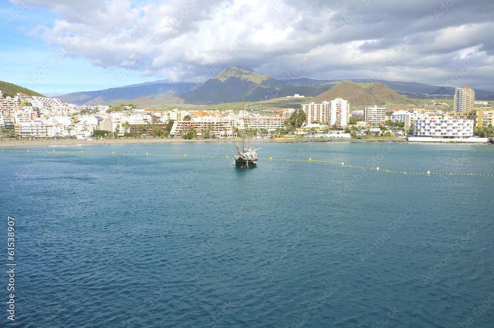 Promenade, Hafen und Hotels in Los Cristianos auf Teneriffa