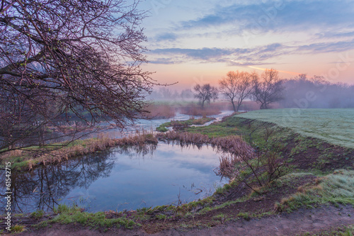 Foto Misty morning on the river in early spring
