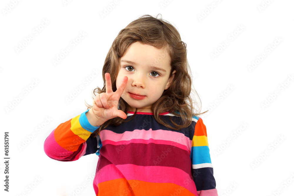 Ein kleines Mädchen zeigt dass sie 3 Jahre alt ist StockFoto Adobe Stock