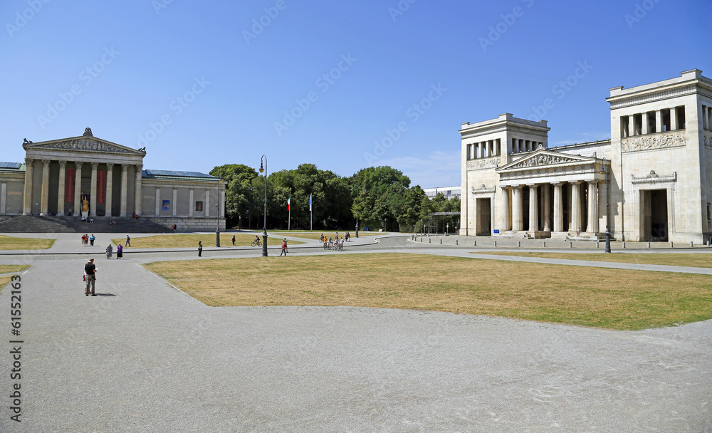 Königsplatz in München mit Antikensammlung und Propyläen