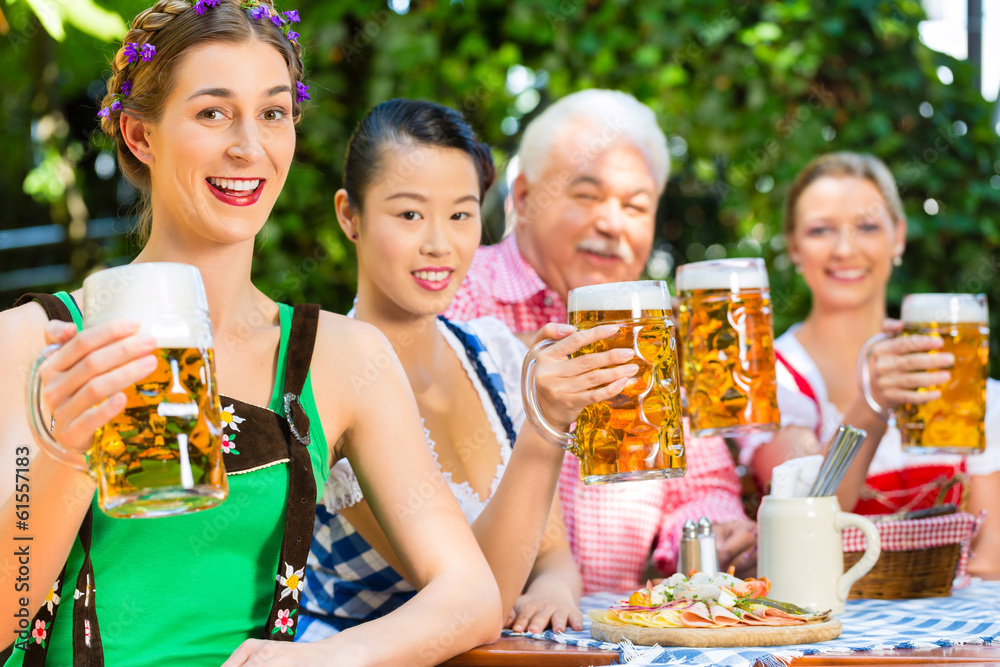 Im Biergarten - Freunde trinken Bier in Bayern Im Biergarten - Freunde trinken Bier in Bayern