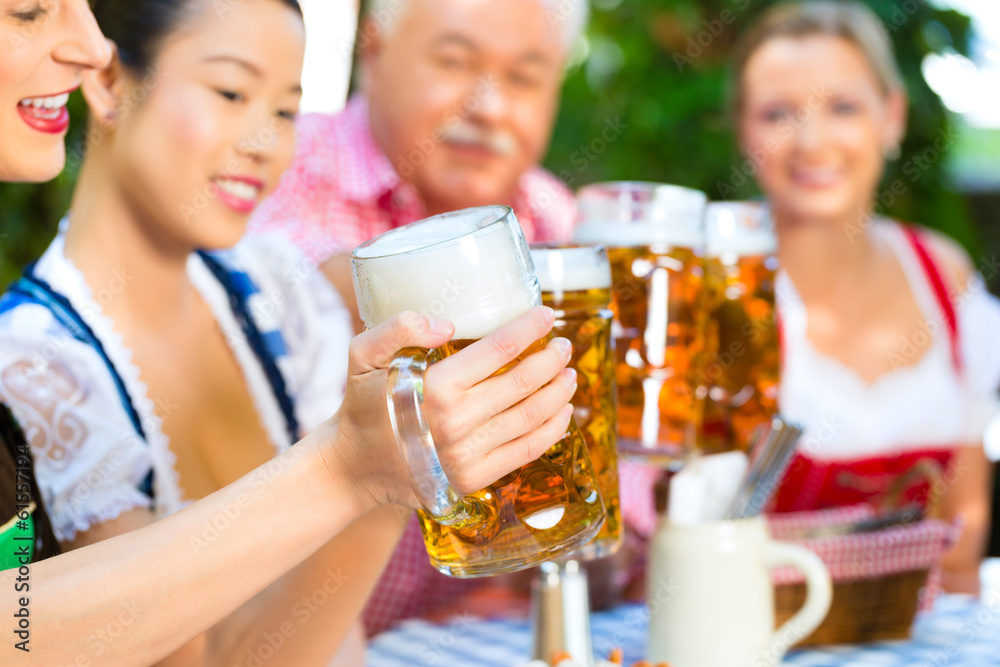 Im Biergarten - Freunde trinken Bier in Bayern Im Biergarten - Freunde trinken Bier in Bayern