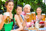 Im Biergarten - Freunde trinken Bier in Bayern
