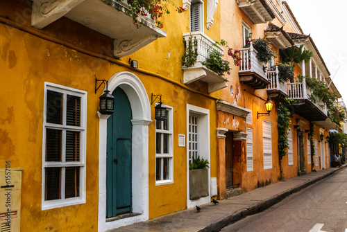 Fototapeta Naklejka Na Ścianę i Meble -  Typical street scene in Cartagena, Colombia of a street with old