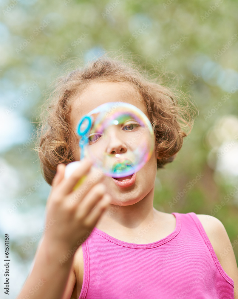 Mädchen macht eine große Seifenblase Stock Photo Adobe Stock