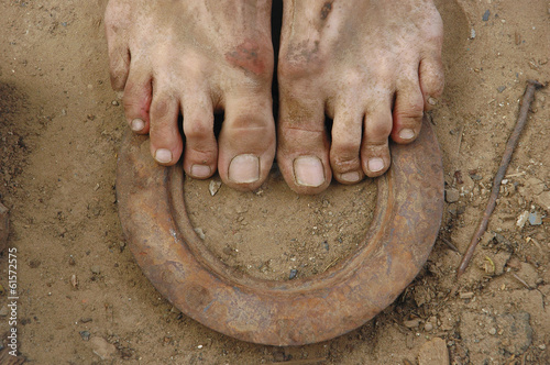 Obraz na płótnie Dirty feet on the ground