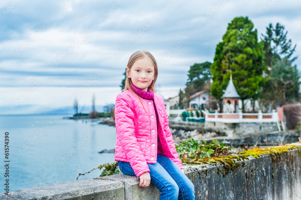 Naklejka premium Outdoor portrait of a beautiful little girl