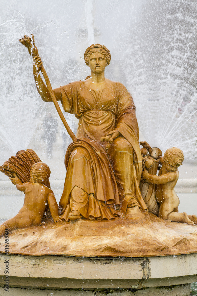 Obraz premium Ornamental fountains of the Palace of Aranjuez, Madrid, Spain.Wo