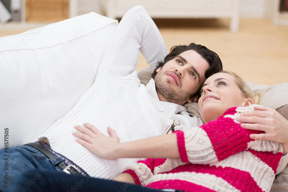 verliebtes paar liegt auf dem sofa verliebtes paar liegt auf dem sofa