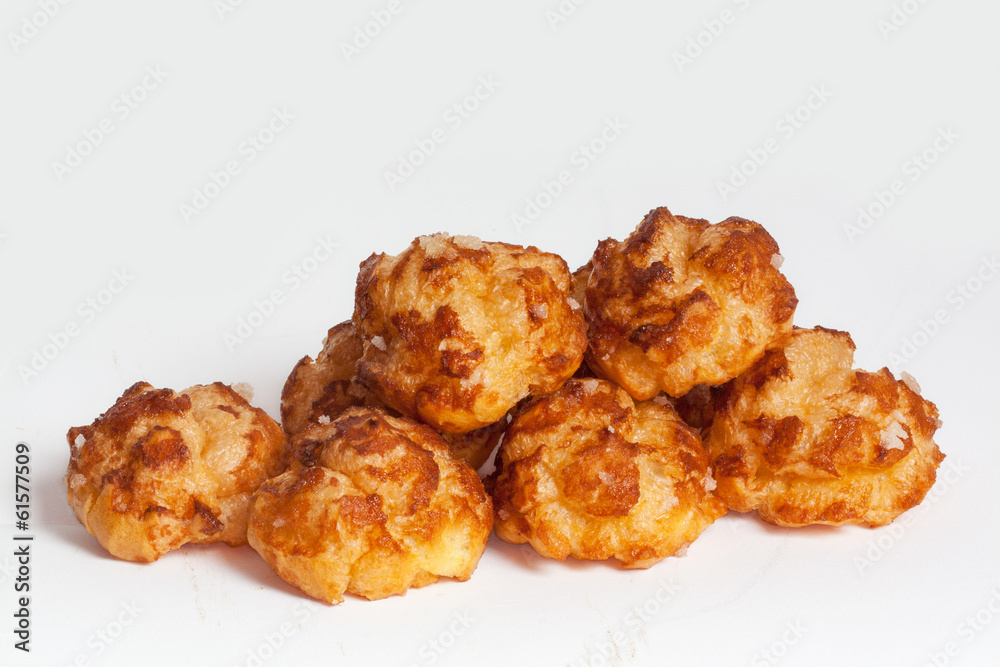Chouquettes sur fond blanc Chouquettes sur fond blanc