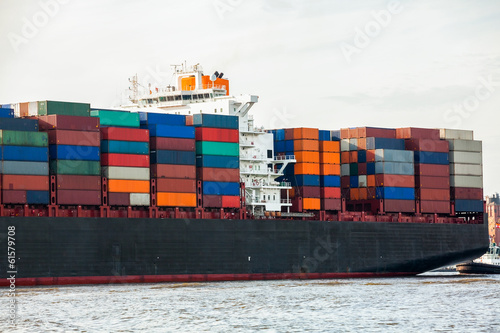 vollbeladenes frachtschiff mit containern auf dem wasser photo
