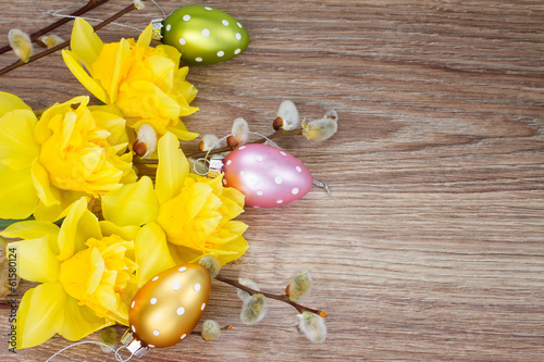 Fototapeta Naklejka Na Ścianę i Meble -  yellow narcissus flowers with catkins