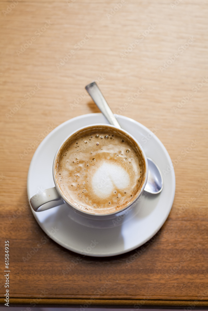 Obraz premium Coffee cup with milk on the table