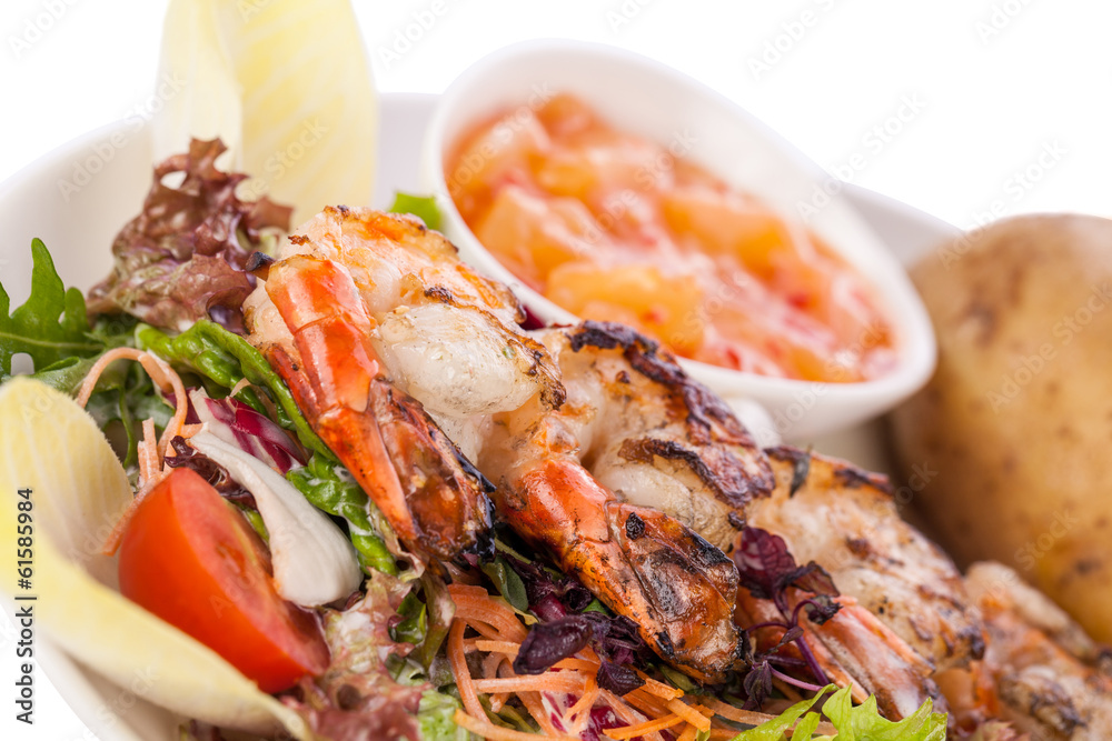 Gebratene Garnelen am Spieß auf gemischtem Salat mit Dipp und F Gebratene Garnelen am Spieß auf gemischtem Salat mit Dipp und F