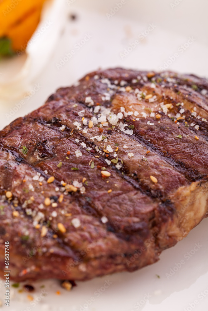 Saftig gegrillte Rinderfilet Steak mit hausgemachter Kräuterbut Saftig gegrillte Rinderfilet Steak mit hausgemachter Kräuterbut