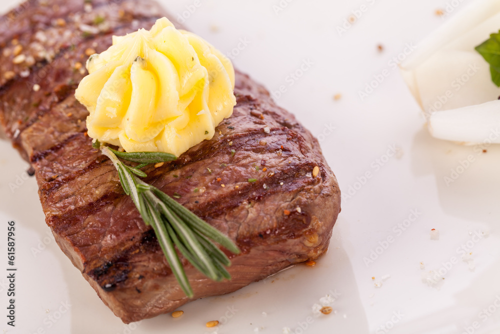 Saftig gegrillte Rinderfilet Steak mit hausgemachter Kräuterbut Saftig gegrillte Rinderfilet Steak mit hausgemachter Kräuterbut