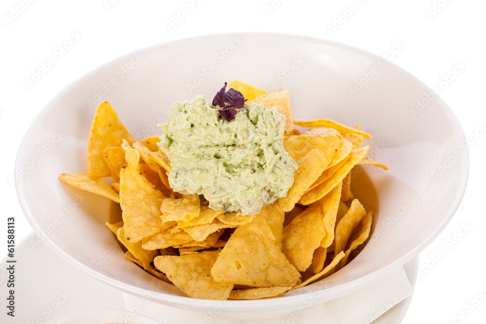 Mais Chips nachos mit guacamole und salsa dipp in einer schale