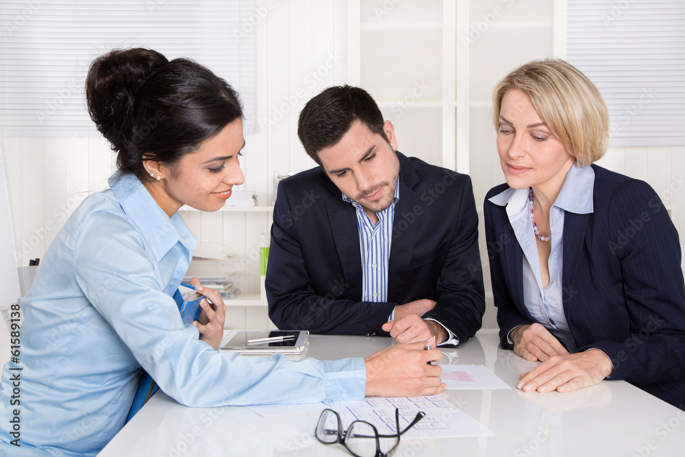 Business Team: Männer und Frauen im Gespräch Business Team: Männer und Frauen im Gespräch