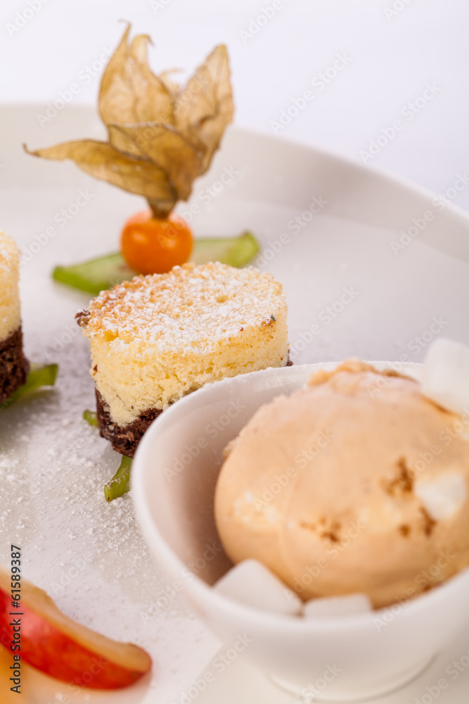 Brownie schokoladenbrownie mit Eiscreme und Pflaumen angerichtet Brownie schokoladenbrownie mit Eiscreme und Pflaumen angerichtet