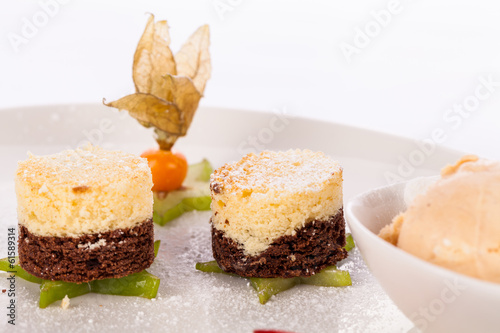 Brownie schokoladenbrownie mit Eiscreme und Pflaumen angerichtet