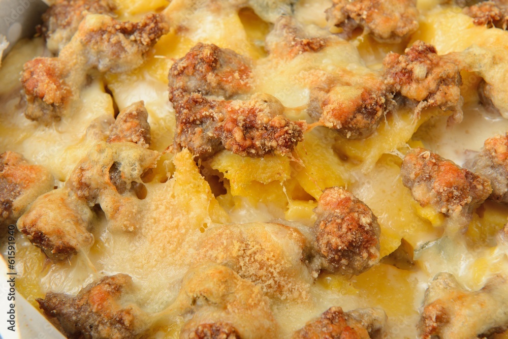 Teglia di polenta pasticciata con salsiccia e formaggio fuso Teglia di polenta pasticciata con salsiccia e formaggio fuso