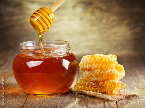Photo jar of honey with honeycomb