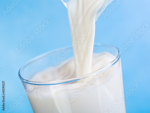 Carta da parati pouring milk