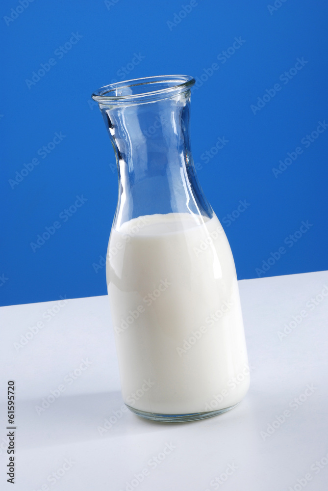 caraffa di latte fresco sullo sfondo azzurro caraffa di latte fresco sullo sfondo azzurro