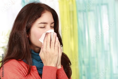 Frau putzt sich die Nase - Woman sneezes