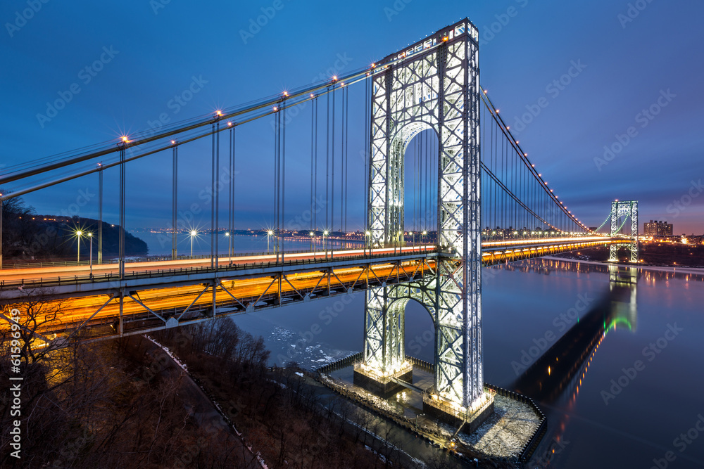 Obraz premium George Washington Bridge illuminated for the Big Game