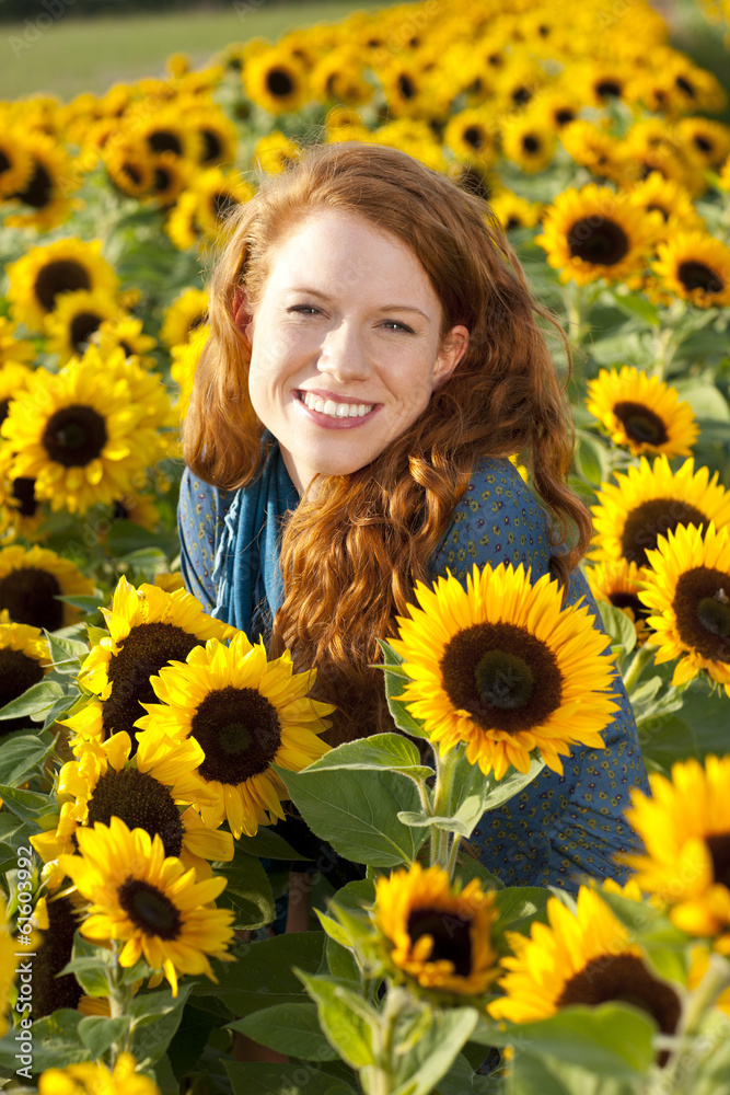 Glückliche Frau im Sonnenblumenfeld - woman in sunflower field