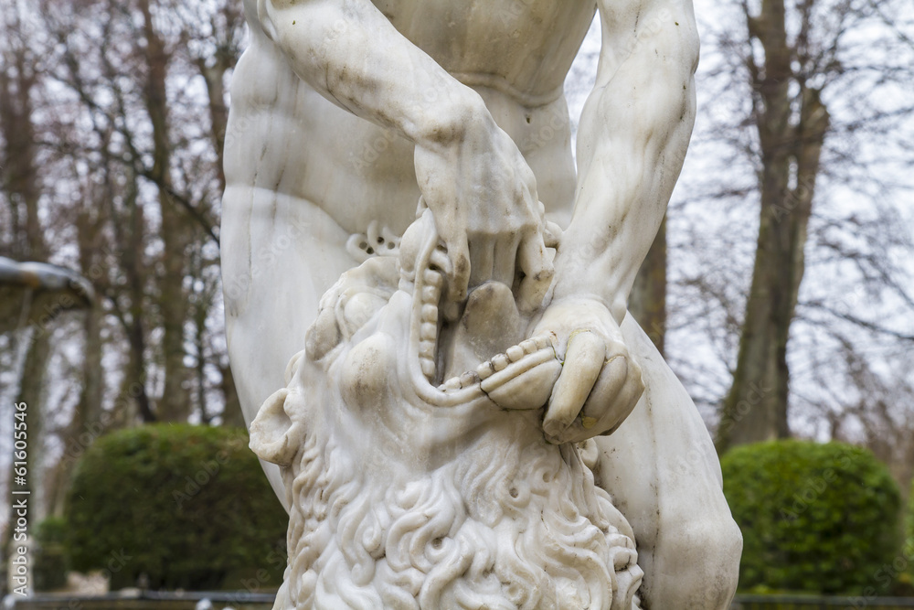 Obraz premium Statue lion.Ornamental fountains of the Palace of Aranjuez, Madr