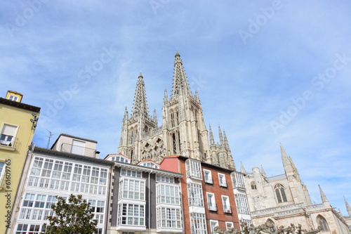 Fototapeta Naklejka Na Ścianę i Meble -  Catedral de Burgos sobre los tejados (Camino de Santiago)