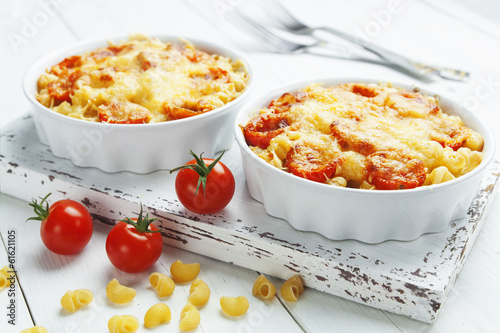 Pasta baked with tomato and cheese