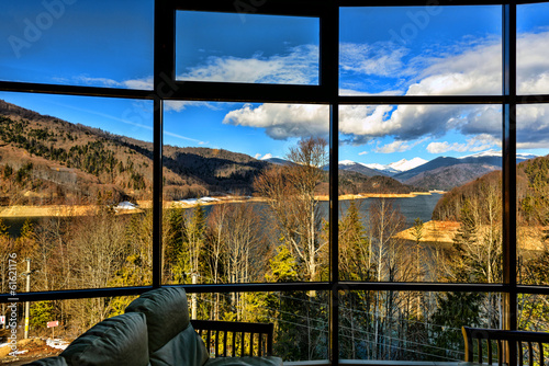 Obraz okno z widokiem na górskie jezioro