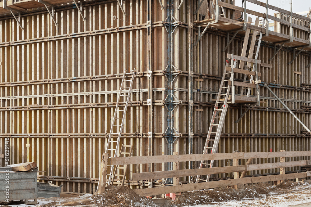 Holzverschalung um ein Betonfundament beim Brückenbau