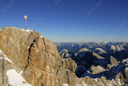 Zugspitze mit Gipfelkreuz und Jubiläumsgrad