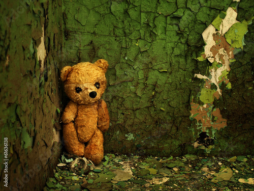 old, forgotten teddy bear in an abandoned house © Piotr Michniewicz