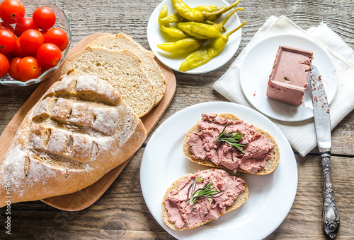 Wholewheat sandwiches with liver pate