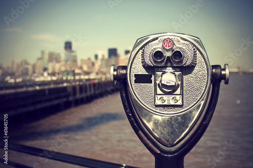 Touristen Fernglas auf Liberty Island vor der Manhattan Skyline