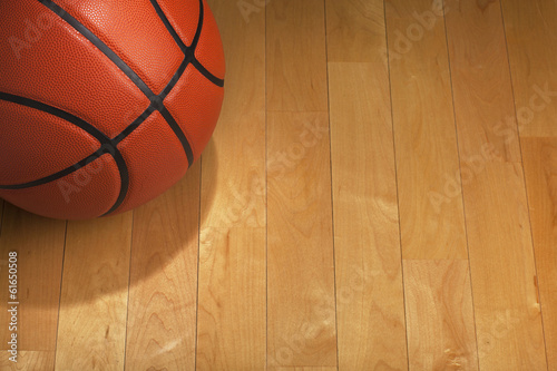 Basketball with spot lighting on wood gym floor © Daniel Thornberg