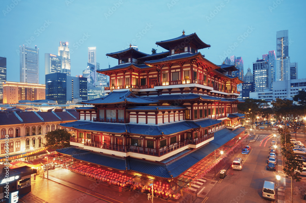 Fototapeta premium Świątynia Relikwii Zęba Buddy w Chinatown w Singapurze.