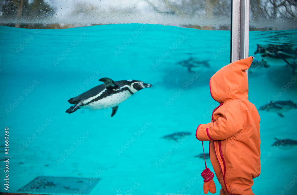 Naklejka premium Pingwin i małe dziecko