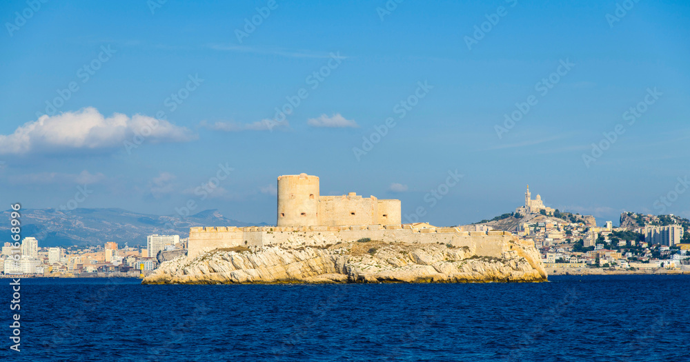 Le château d'If et Marseille depuis le frioul