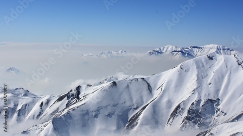 mer de nuages sur les montagnes iraniennes photo