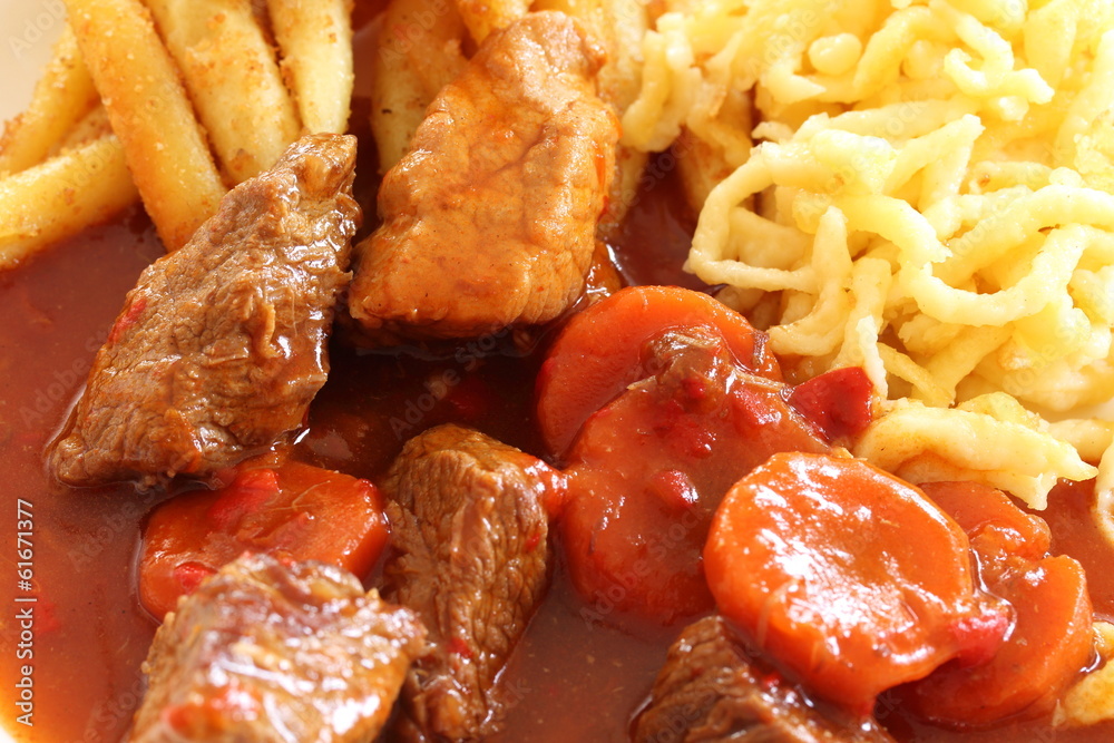 (gemischter) Gulasch mit Spätzle und Schupfnudeln (gemischter) Gulasch mit Spätzle und Schupfnudeln