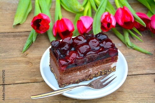 Schokoladenkuchen mit Kirschen