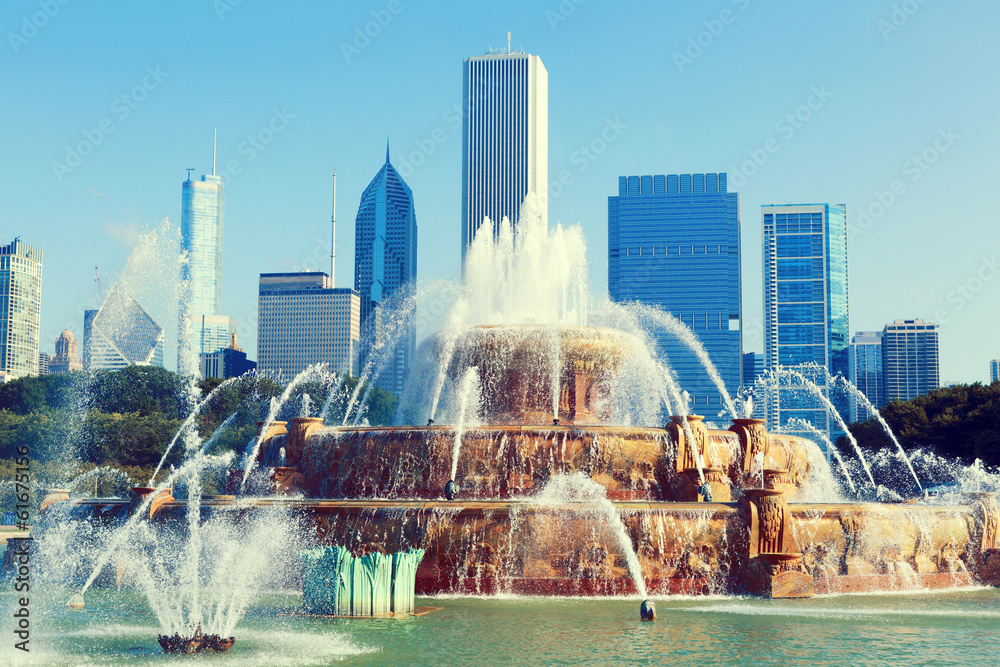 Naklejka premium fountain in chicago downtown