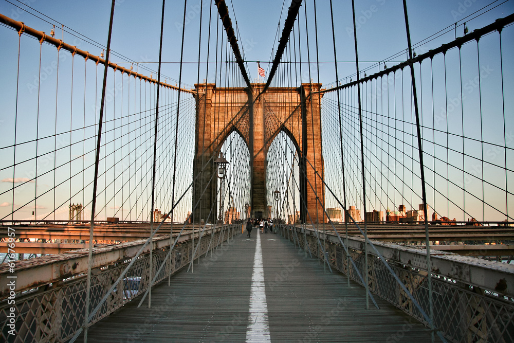 On the Brooklyn bridge - obrazy, fototapety, plakaty 